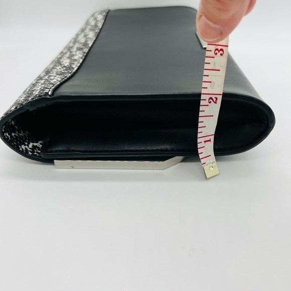 VINCE CAMUTO WOMENS BLACK & WHITE LEATHER LULA SNAKE CLUTCH - Picture 9 of 16